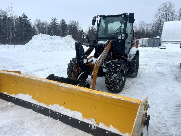 Wheel loader fitted with a snow push box